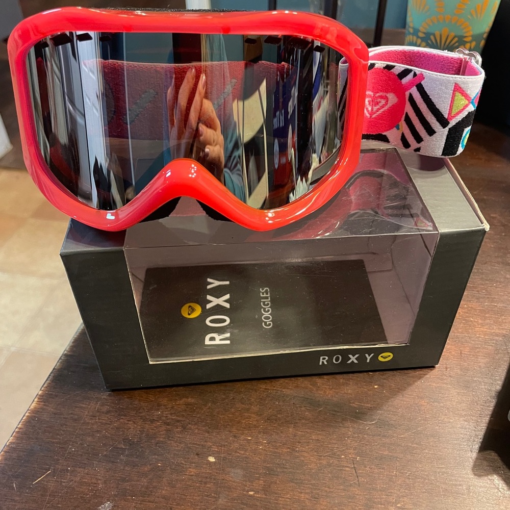 Roxy ski/snowboarding goggles. Used one time.
